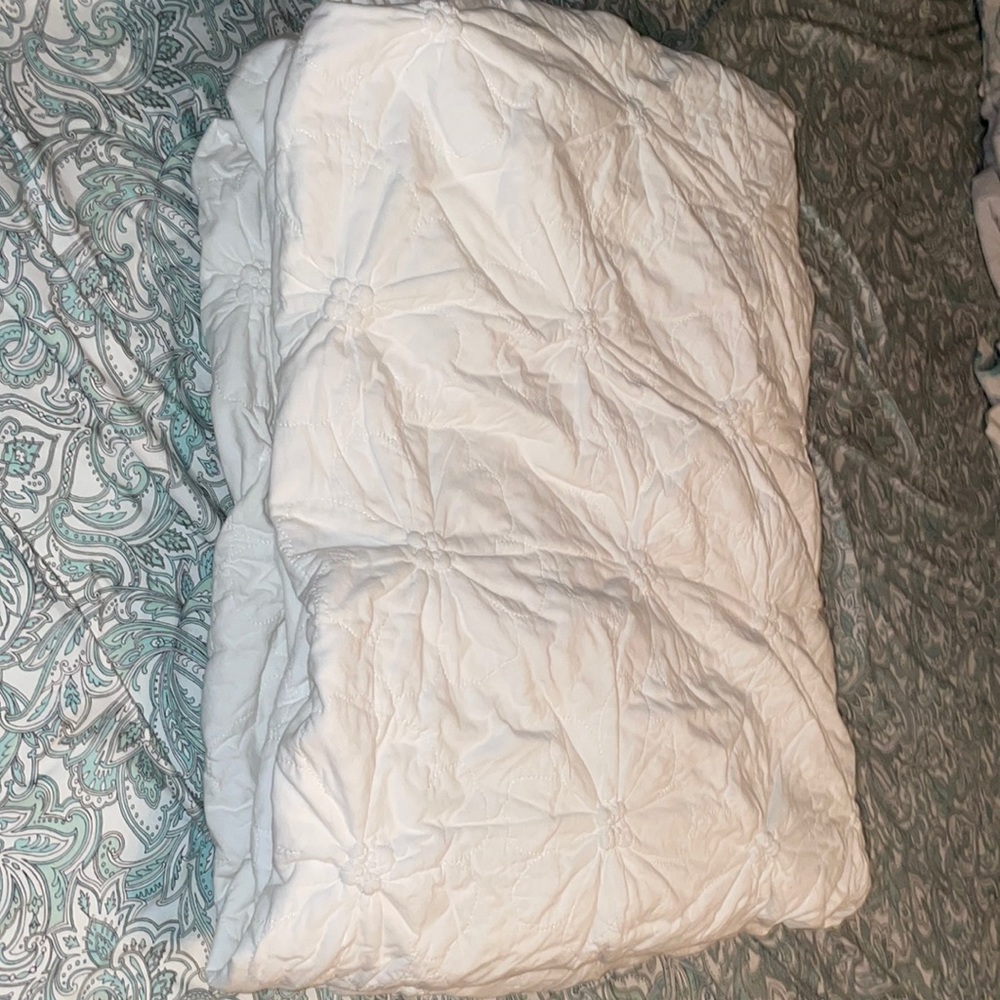 Lauren Conrad Quilt - white queen sized quilt